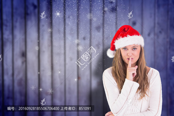 金發女人做著禁聲手勢的復合形象