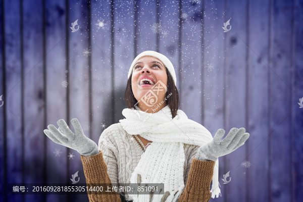 美女仰頭看著雪花飄落