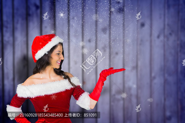女人微笑著伸出手掌的復合形象