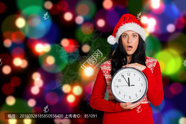 女人驚訝的拿著鐘的復(fù)合形象