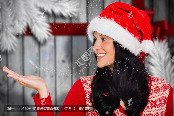 女人戴著圣誕帽微笑的復(fù)合形象
