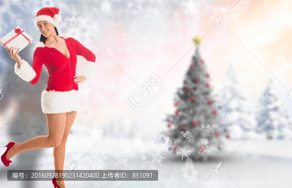 拿著禮盒的女人