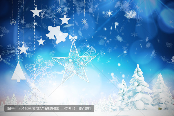 冷杉樹雪景中懸掛圣誕裝飾