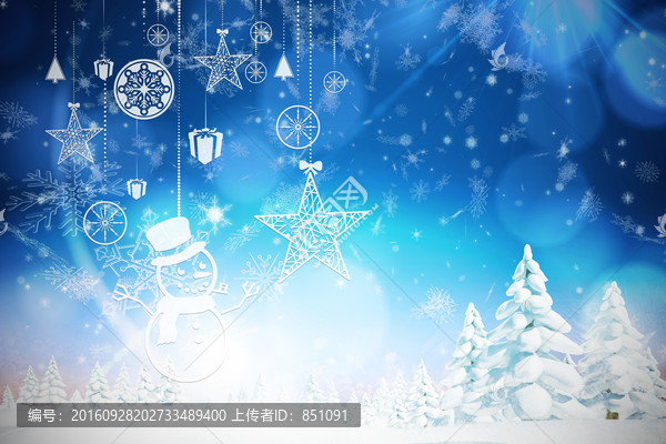 冷杉樹雪景中懸掛圣誕裝飾