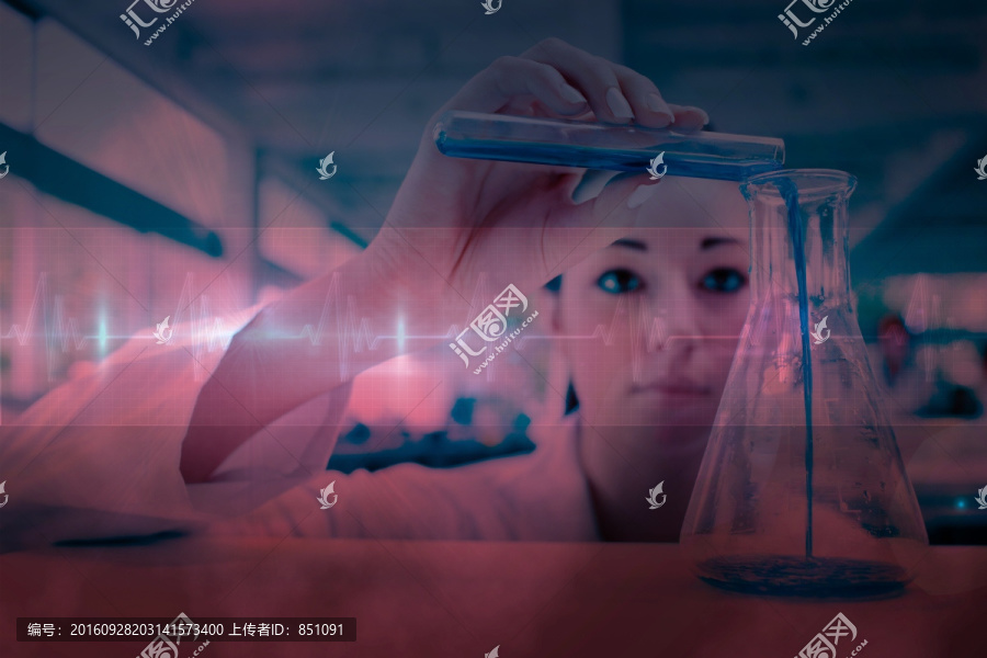 在錐形瓶里倒液體的科學(xué)家