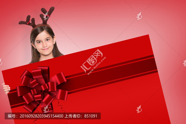 拿著卡片的圣誕女孩