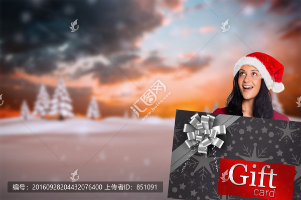 女人微笑著拿著裝飾卡的復(fù)合形象