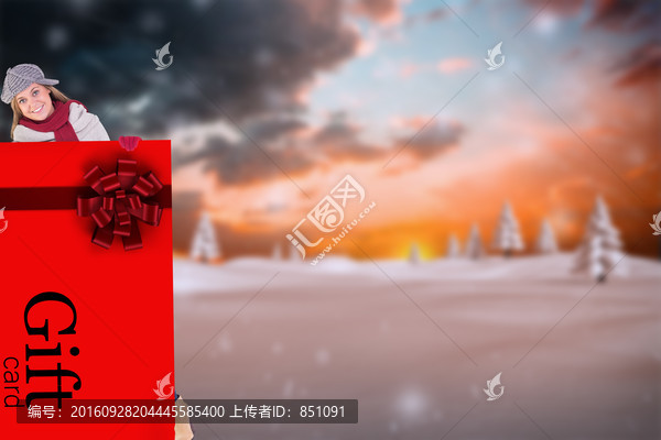 女人拿著裝飾卡的復(fù)合形象