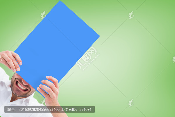 男人拿著藍色板子的復合形象
