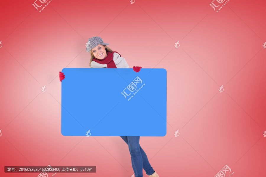 女人微笑著拿著展示板的復(fù)合形象
