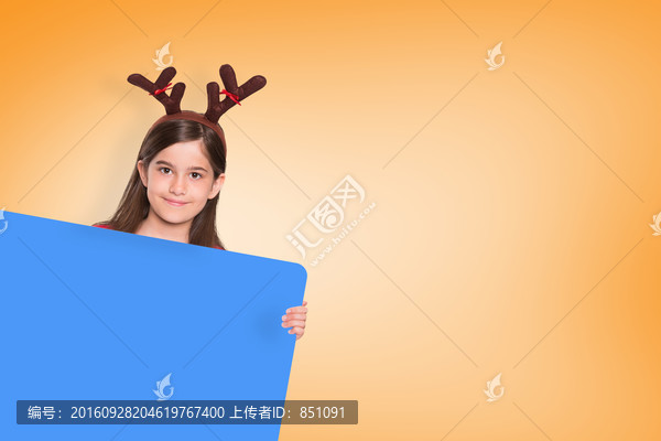 女人拿著裝飾卡的復(fù)合形象
