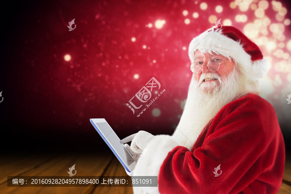 圣誕老人指著平板電腦的復(fù)合形象