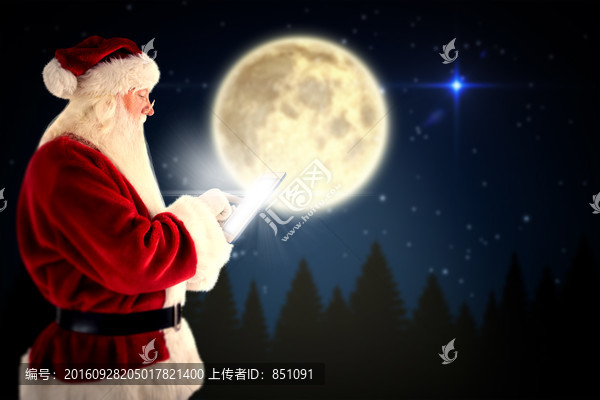 圣誕老人看著平板電腦的復(fù)合形象