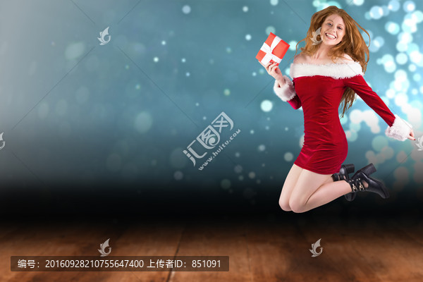 女人微笑著拿著禮物的復(fù)合形象