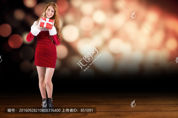 女人微笑著拿著禮物的復(fù)合形象