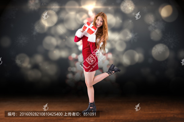 女人微笑著拿著禮物的復(fù)合形象