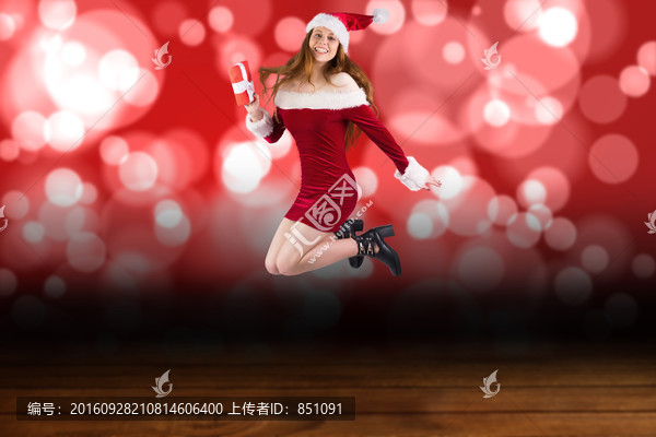 女人穿著圣誕裝跳起來的復合形象