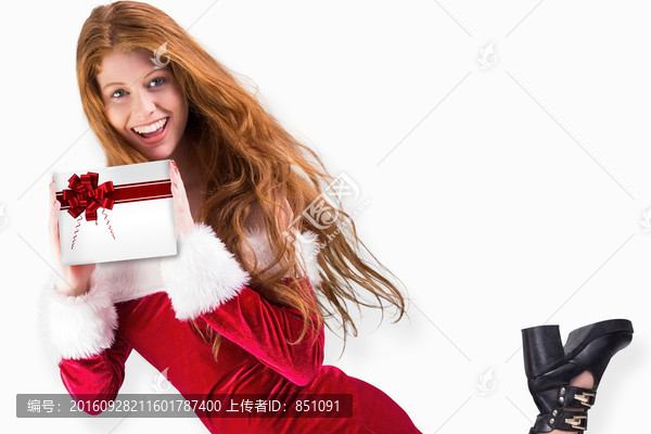 女人微笑著拿著禮物的復(fù)合形象