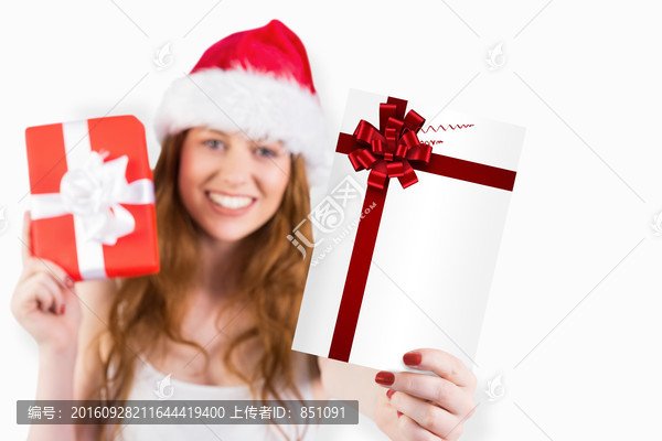 女人微笑著拿著禮物的復(fù)合形象