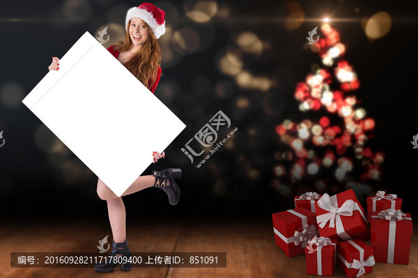 女人微笑著拿著裝飾卡的復(fù)合形象