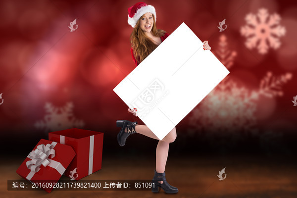 女人微笑著拿著裝飾卡的復(fù)合形象