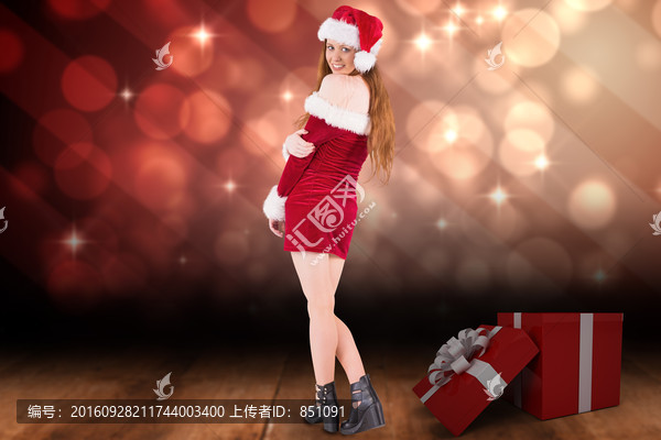 女人穿著圣誕裝的復(fù)合形象