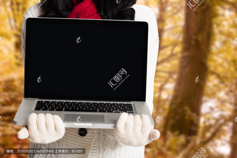 女人拿著筆記本電腦的復(fù)合形象