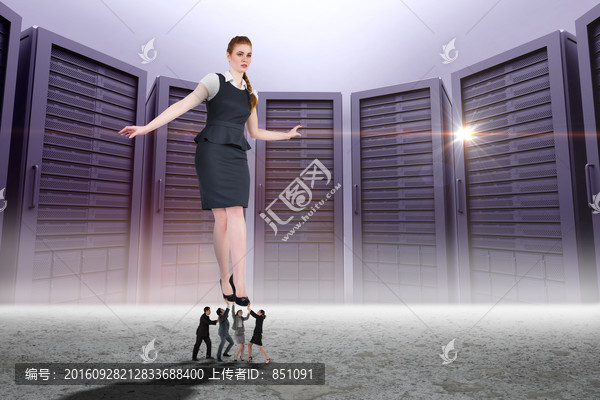商務(wù)人士抬著老板的復(fù)合形象