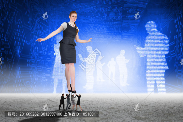 商務(wù)人士抬著老板的復(fù)合形象