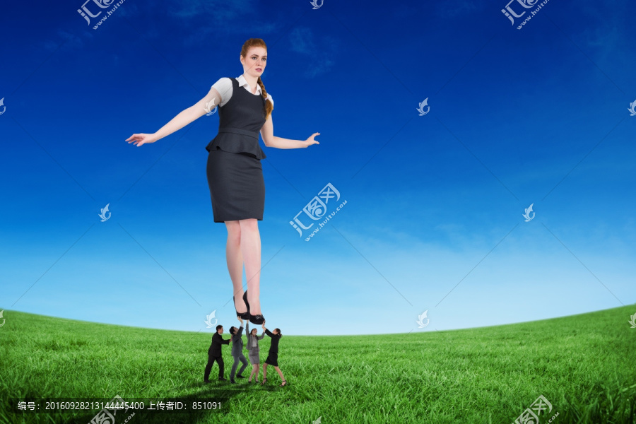 商業(yè)團(tuán)隊(duì)抬著老板的復(fù)合形象