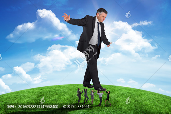 商務(wù)人士抬著老板的復(fù)合形象