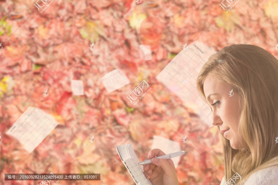 金發(fā)女人拿著筆書寫的復(fù)合形象