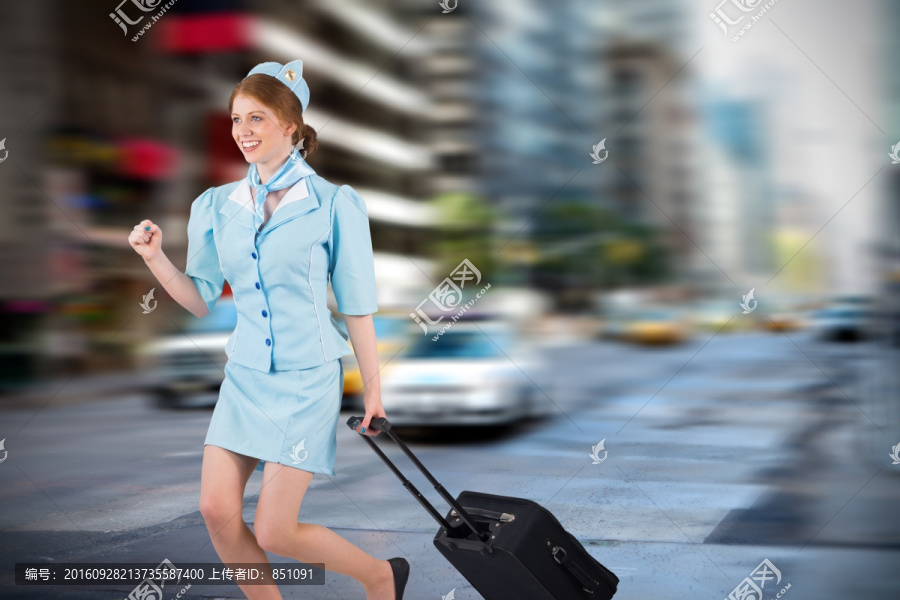 拉著行李箱的空姐