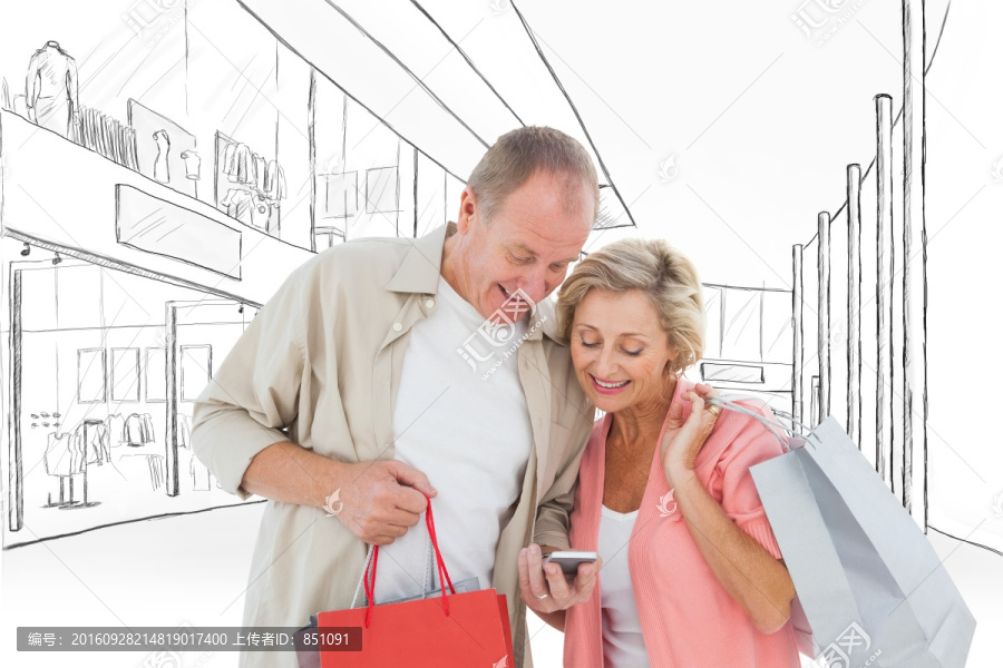 夫婦微笑著看著手機的復(fù)合形象