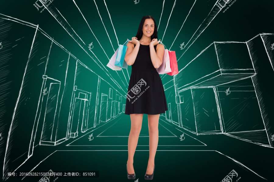 女人微笑著拎著購物袋的復(fù)合形象