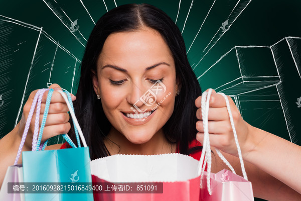 女人微笑著看著購物袋的復合形象