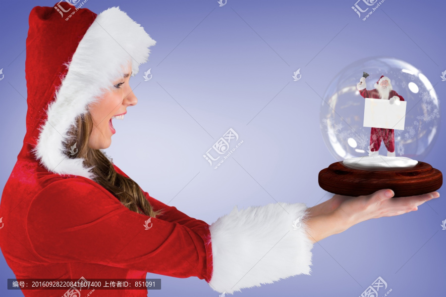 性感的圣誕女孩抱雪球的復(fù)合形象