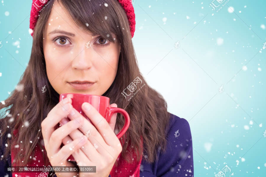 冬季手捧咖啡的美女