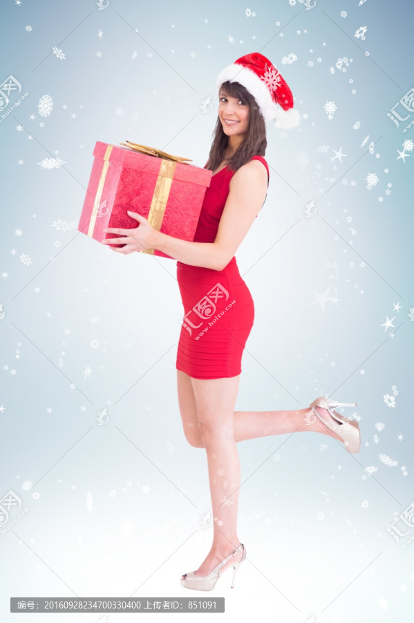 女人微笑著抱著禮物的復(fù)合形象