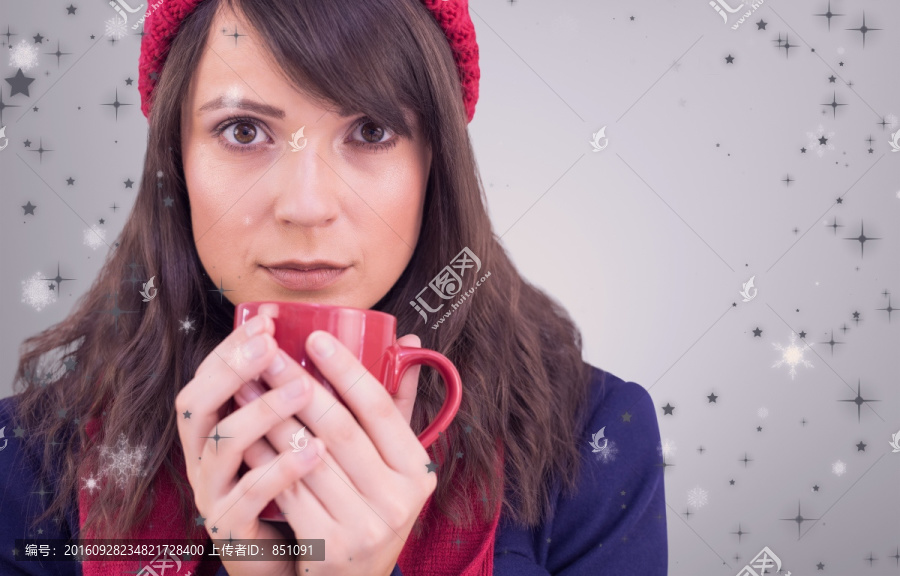 手捧咖啡美女