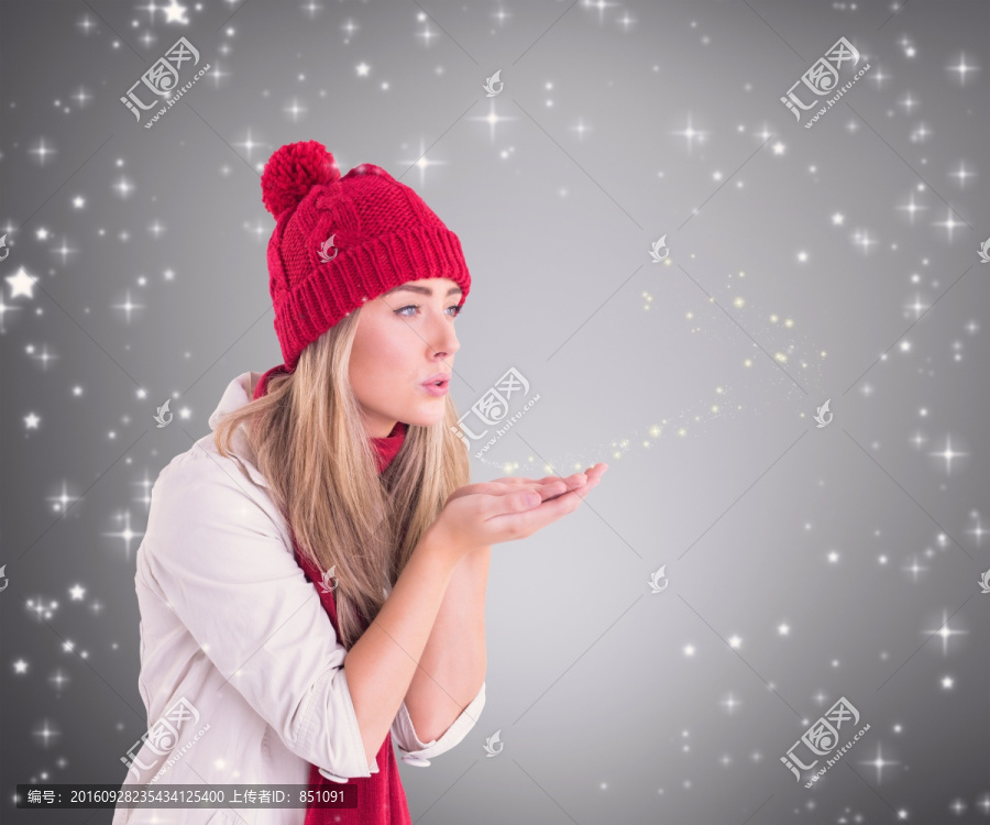 金發(fā)女人吹著氣的復合形象