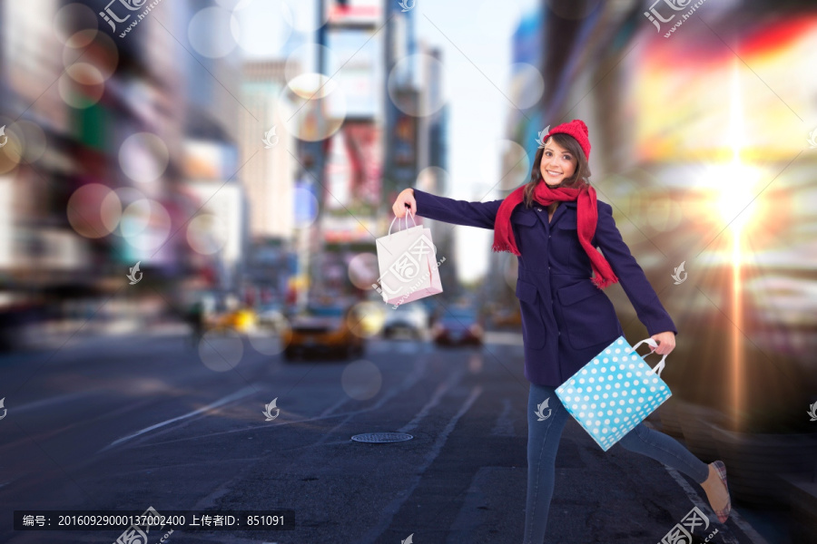 拎著購(gòu)物袋的女人