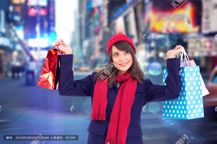 女人微笑著拎著購(gòu)物袋的復(fù)合形象