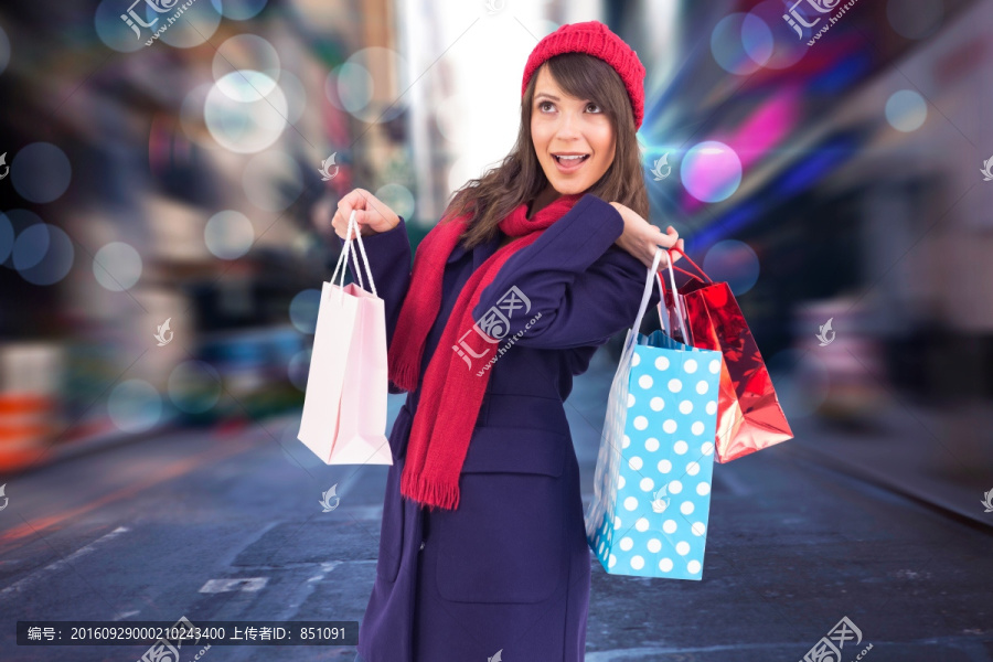 女人微笑著拎著購物袋的復(fù)合形象