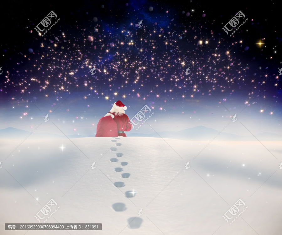 圣誕老人在雪地里行走的復(fù)合形象