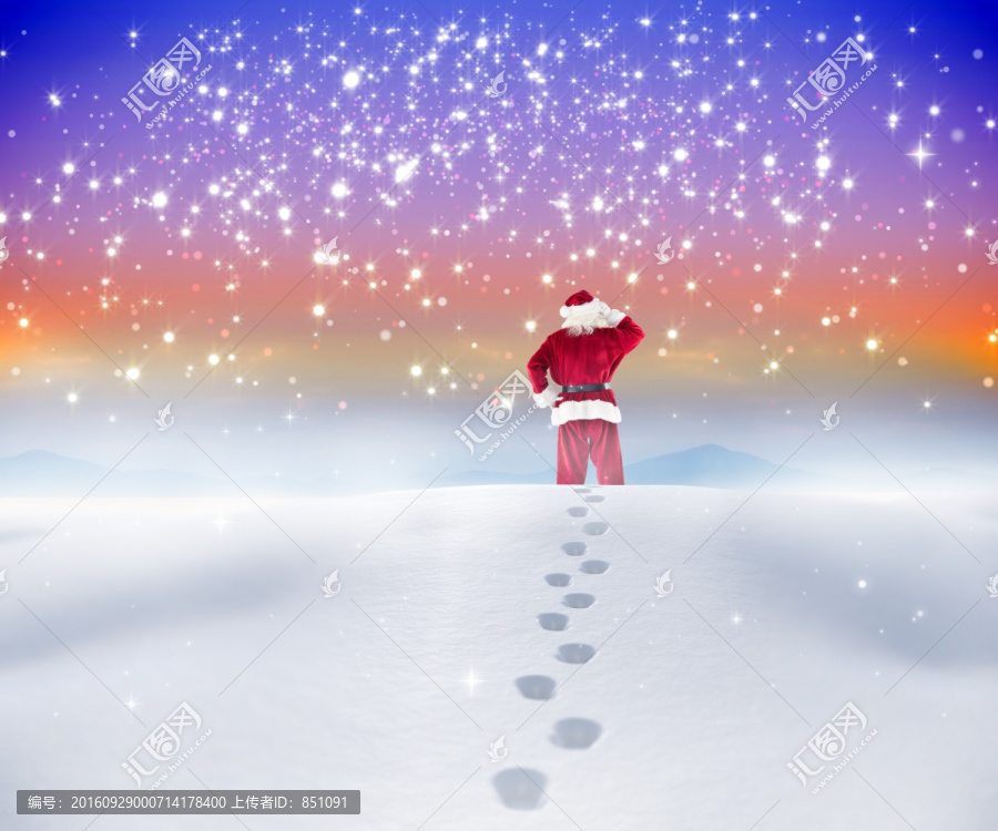 圣誕老人在雪地里行走的復合形象