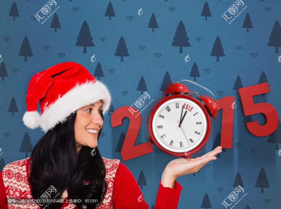 女人拿著鐘微笑著的復(fù)合形象
