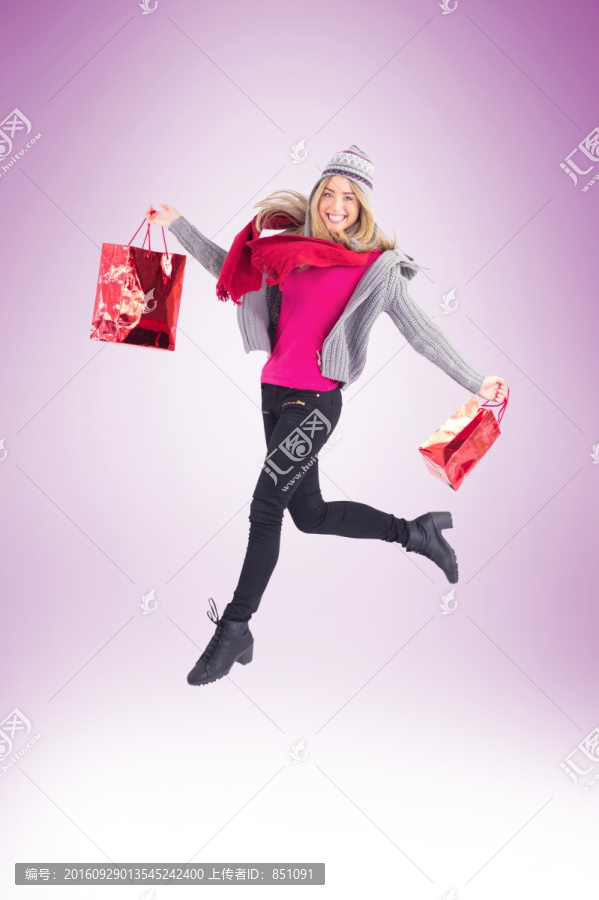 拿著禮品袋的女人