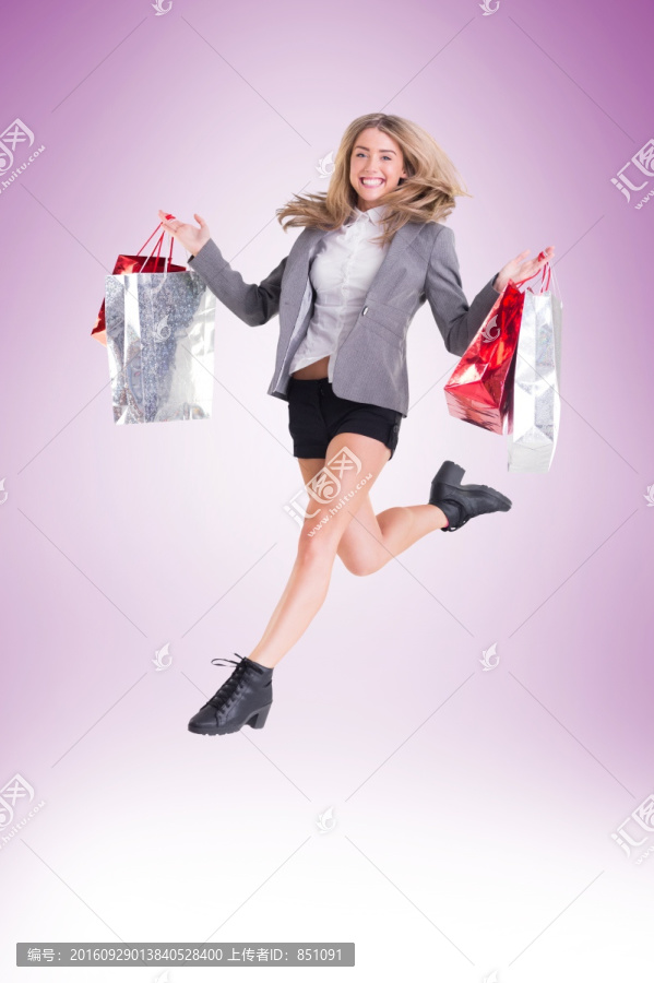 開心的女人拿著購物袋