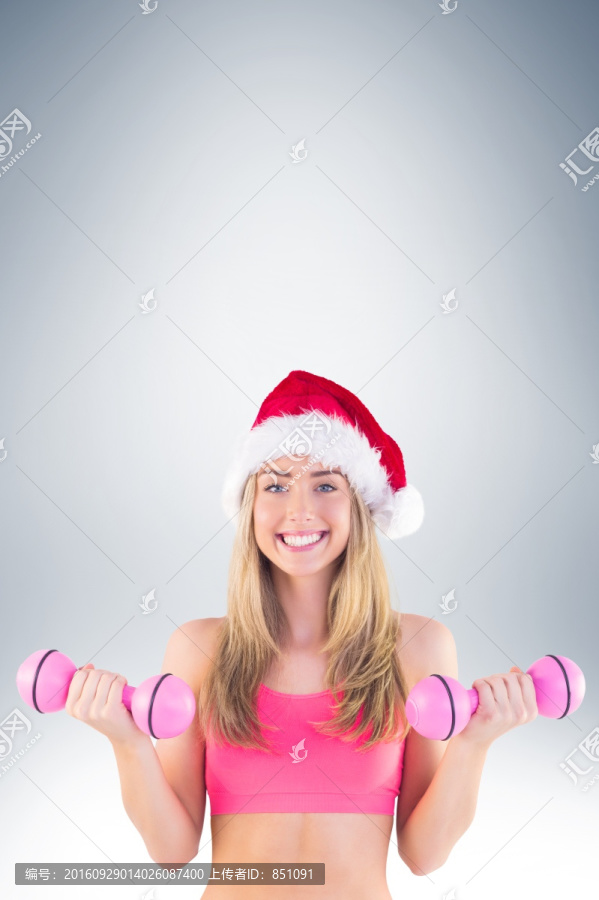 舉著啞鈴的女人